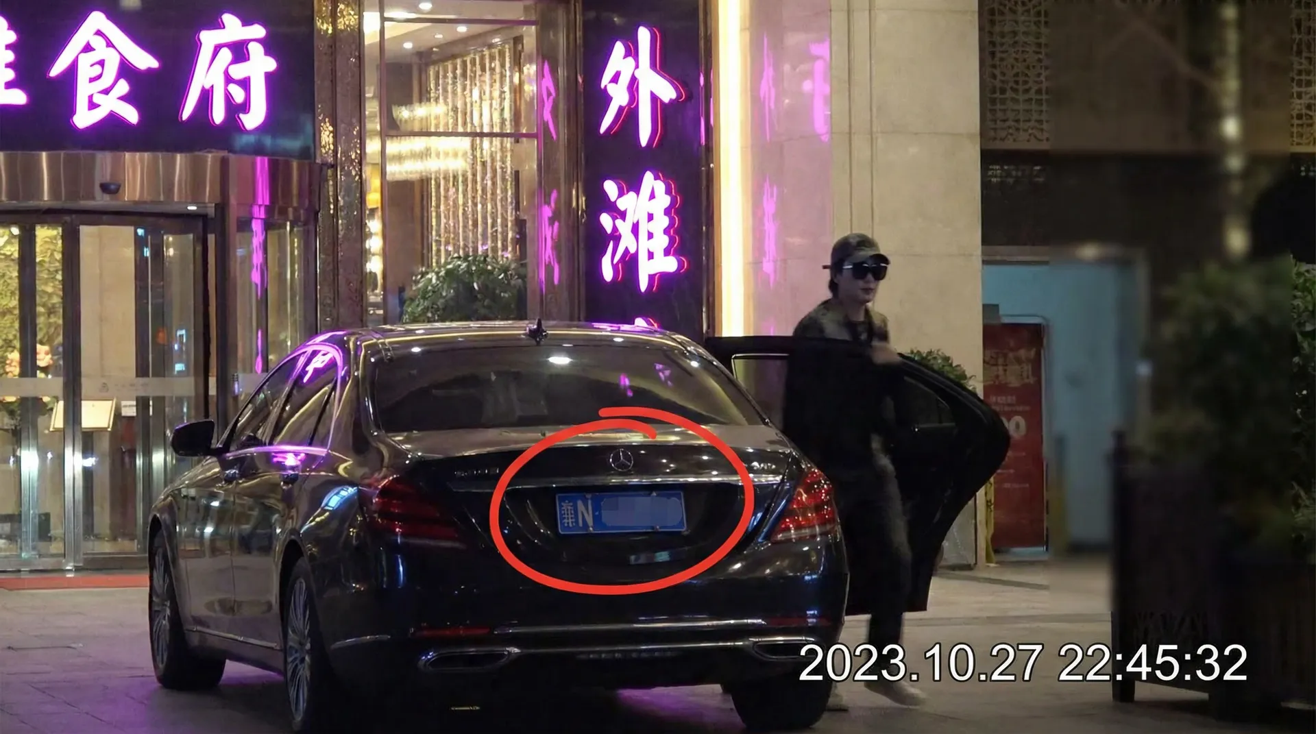 竞博网站 - 豪车餐厅外偷拍